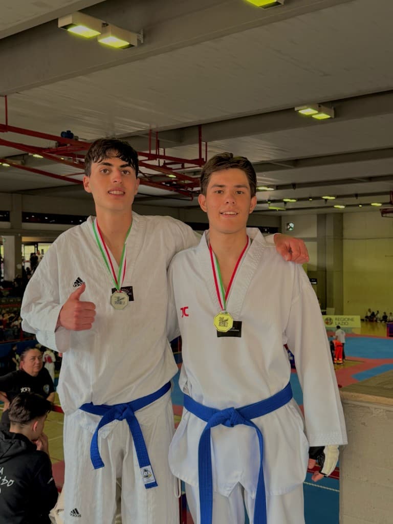 Atleti ASD Taekwondo Ostia Academy in dobok con cintura blu e medaglia