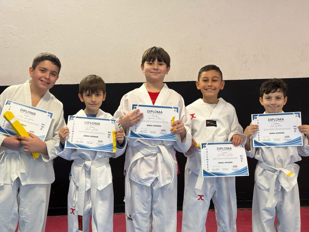 Cinque allievi della Taekwondo Ostia Academy con i diplomi di passaggio di cintura