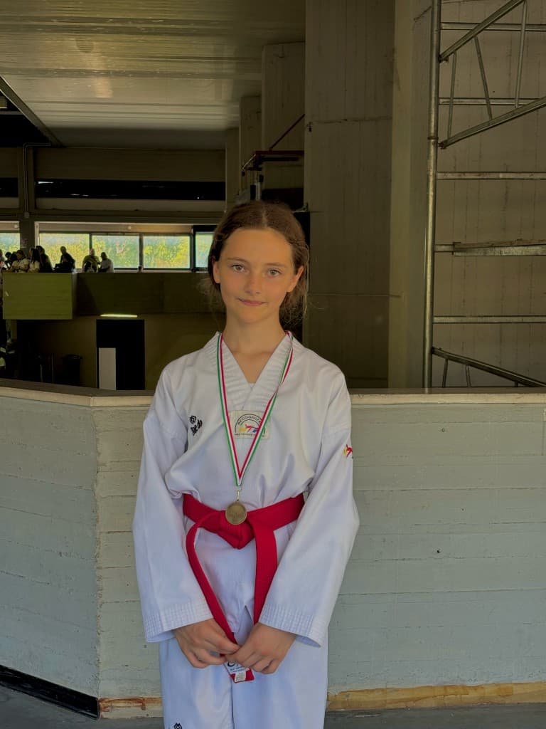 Allieva di Taekwondo Ostia in dobok con cintura rossa e medaglia