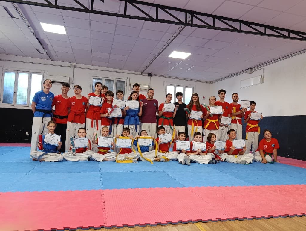 Allievi dell'ASD Taekwondo Ostia Academy con i diplomi in palestra a Ostia
